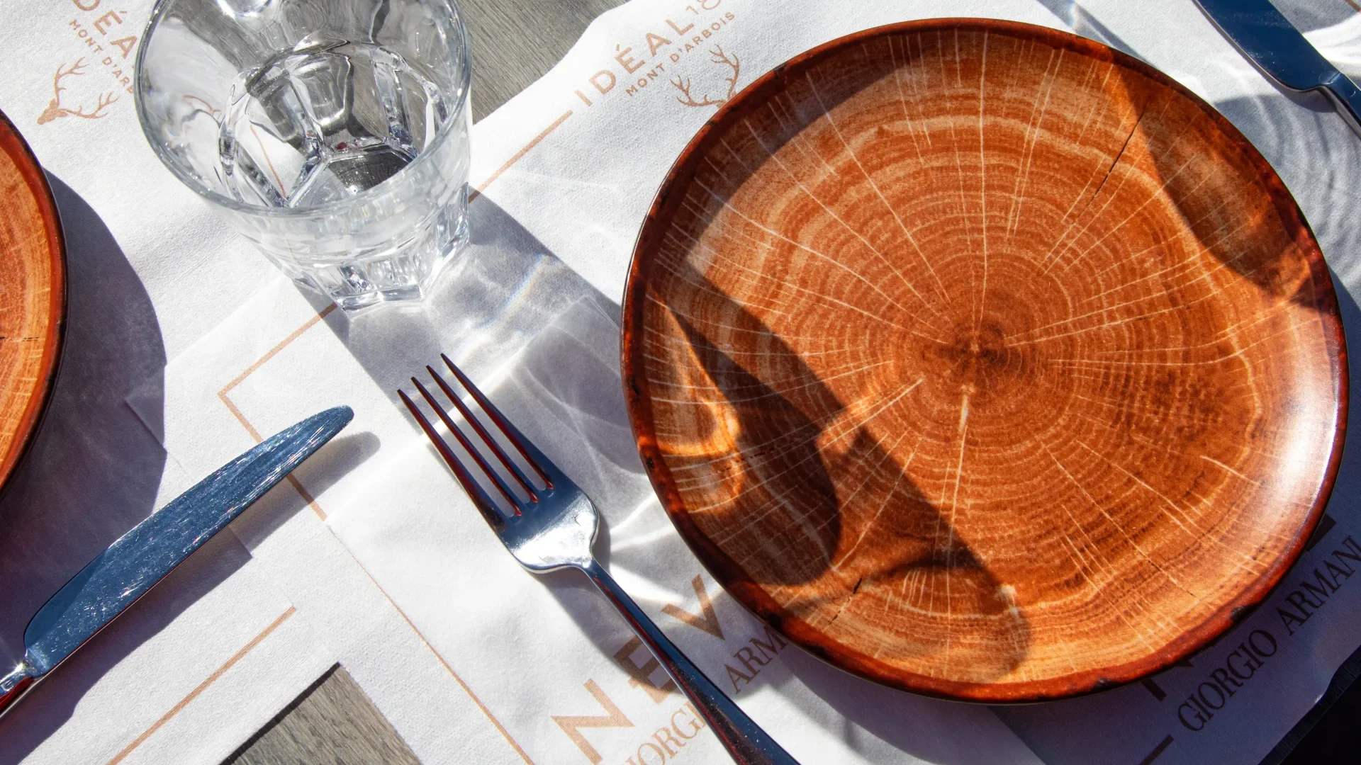 assiette dressée sur une table