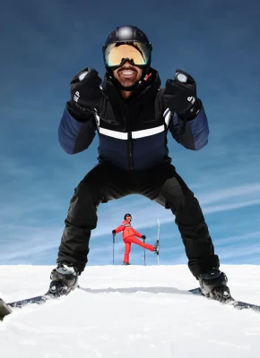 photo drôle avec un homme et une femme sur les pistes de ski