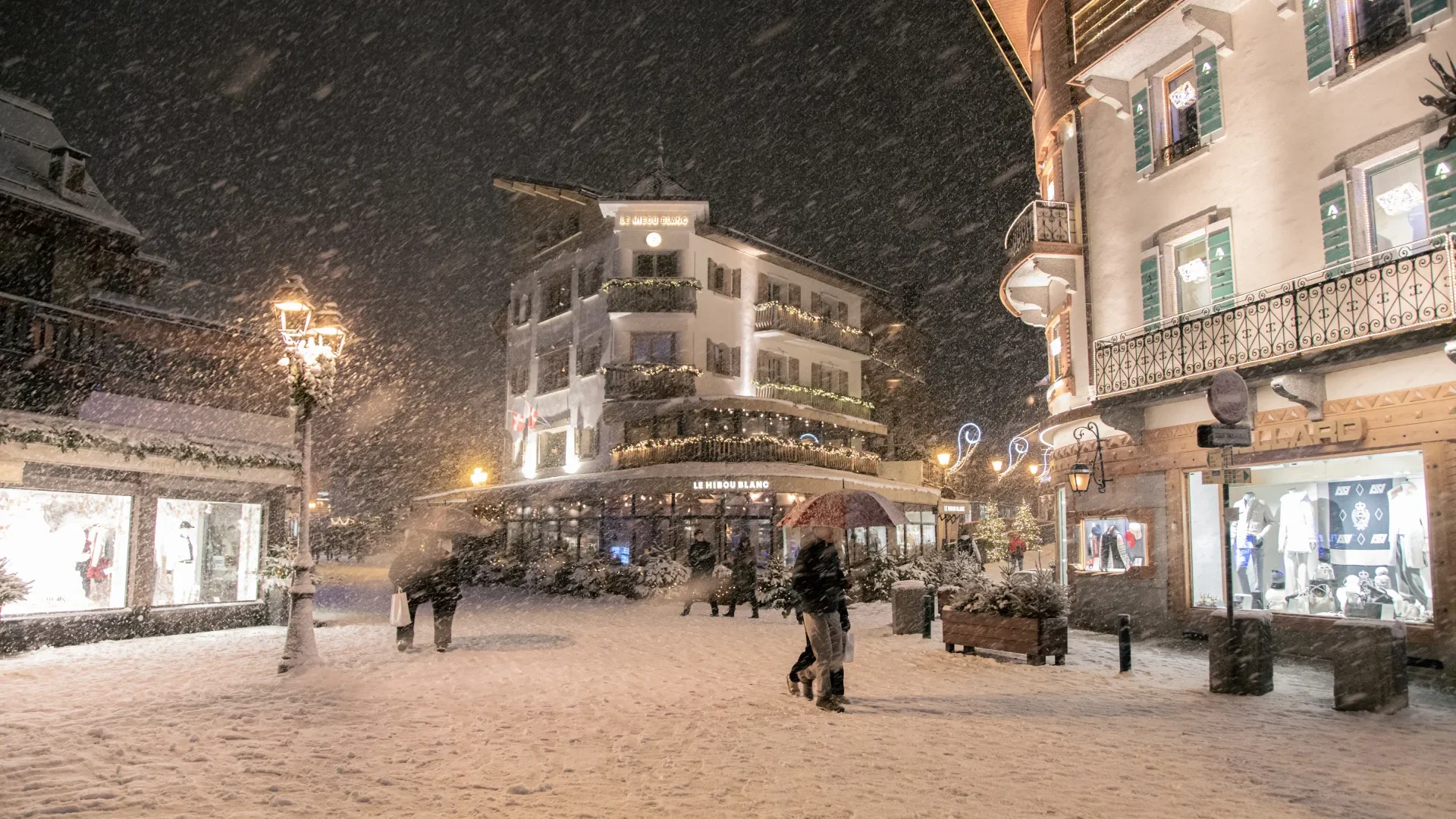 rues du village sous la neige qui tombe abondamment