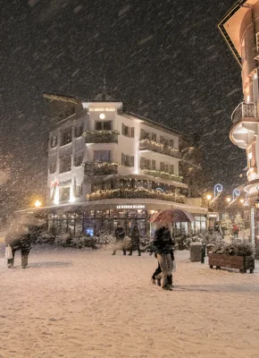 rues du village sous la neige qui tombe abondamment