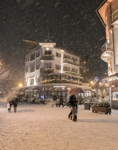 rues du village sous la neige qui tombe abondamment