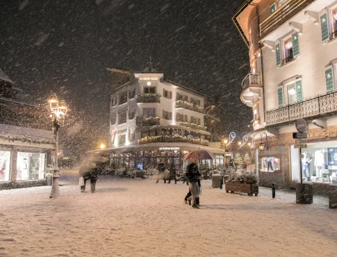 rues du village sous la neige qui tombe abondamment
