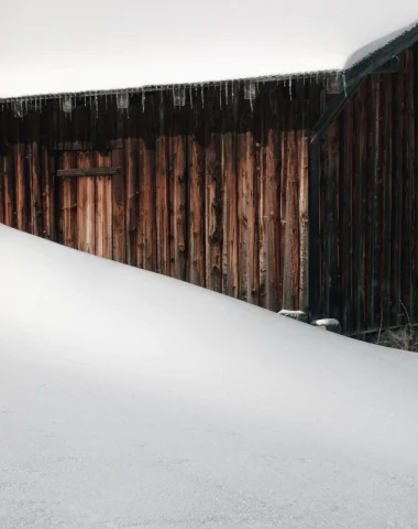 chalet sous la neige en altitude
