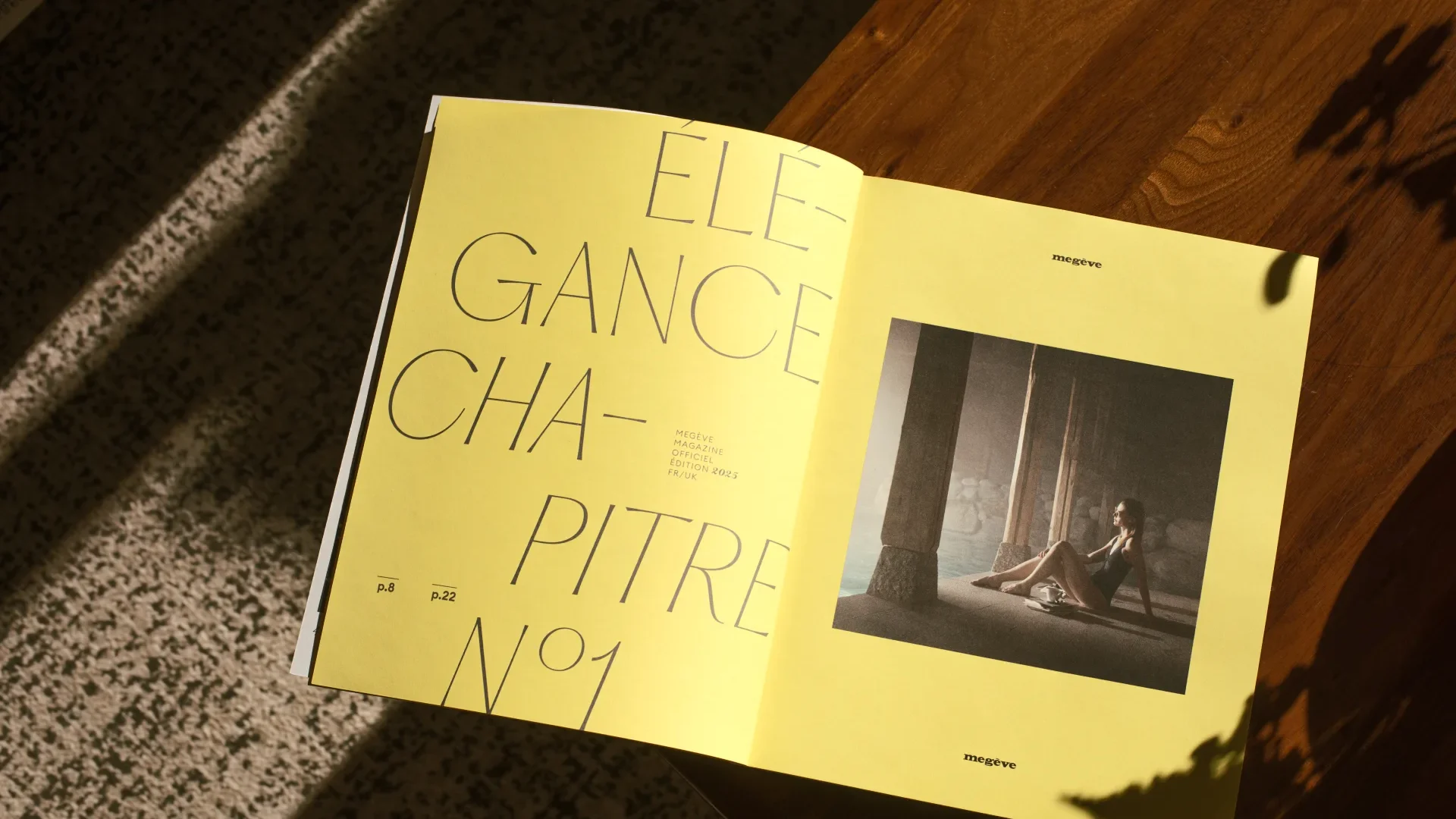 megève magazine ouvert sur une table chic