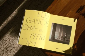 megève magazine ouvert sur une table chic