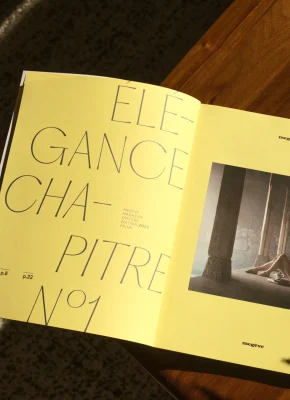 megève magazine ouvert sur une table chic