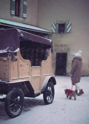 caleche historique dans le village sous la neige