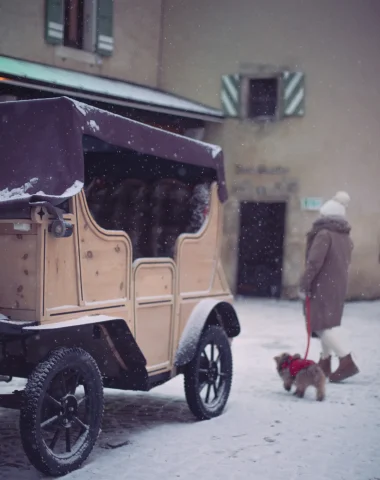caleche historique dans le village sous la neige
