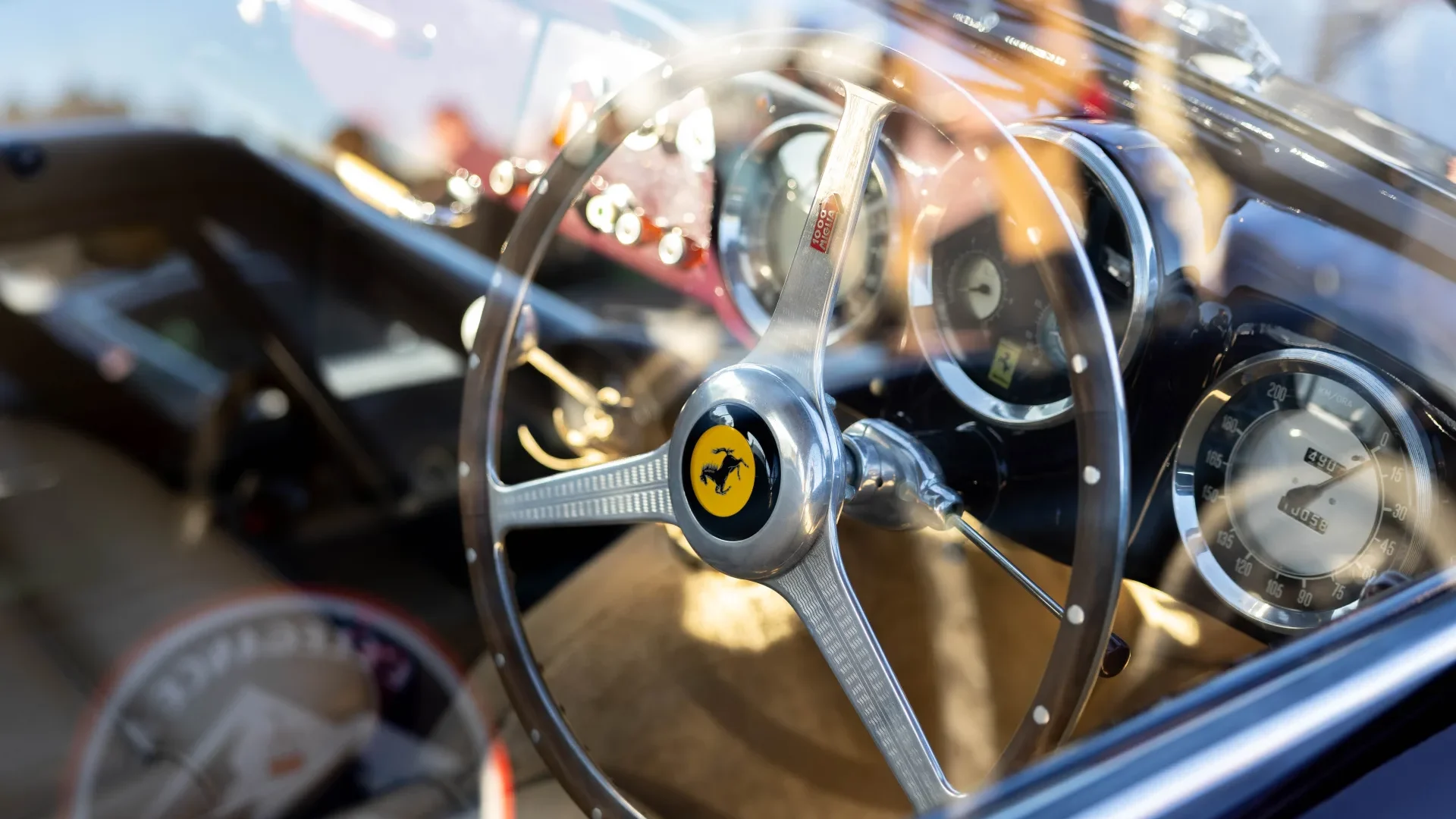 volant d'une vieille voiture de collection Ferrari lors du concours de l'élégance à megève