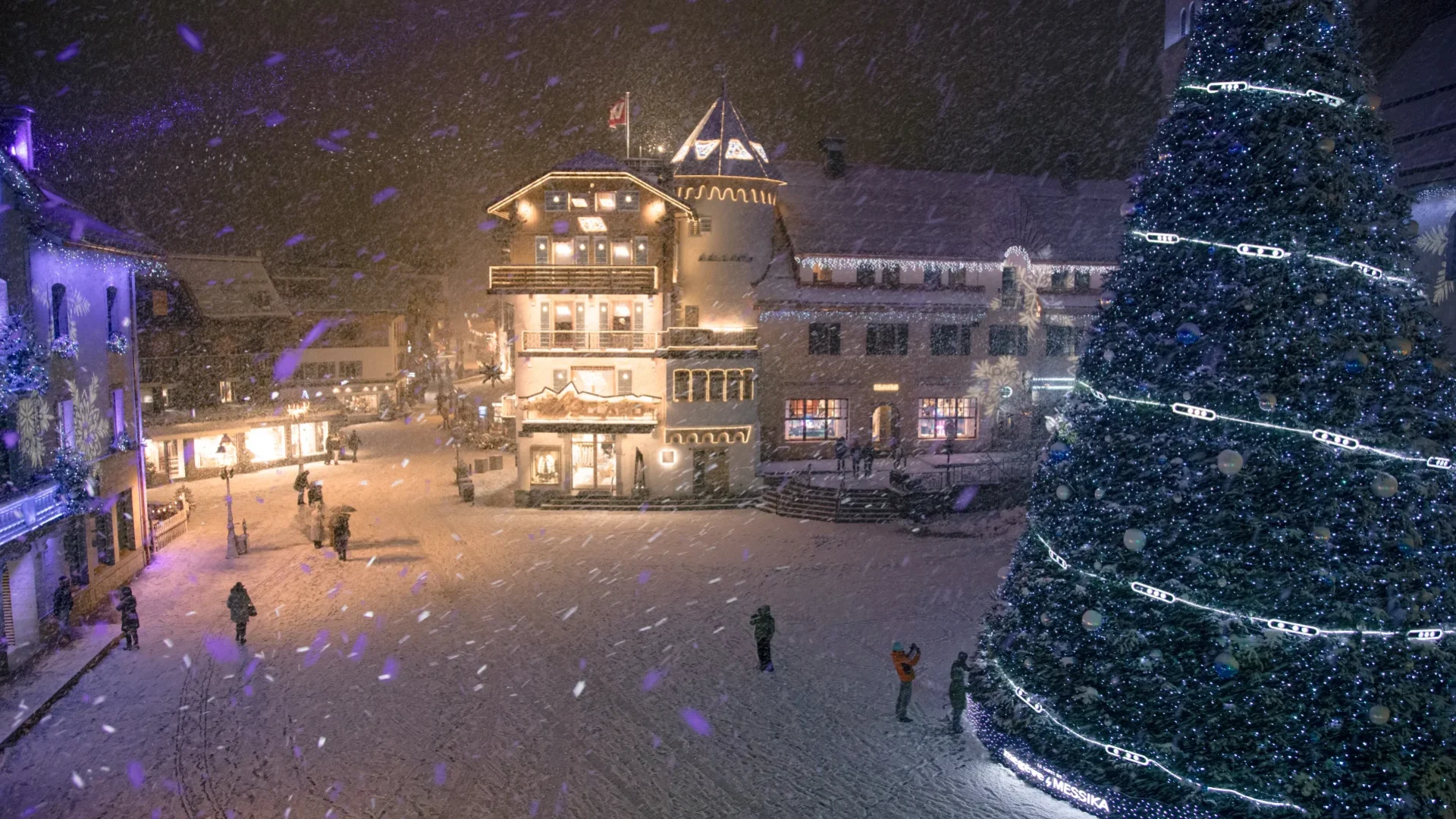 place centrale de megève sous la neige avec le sapin