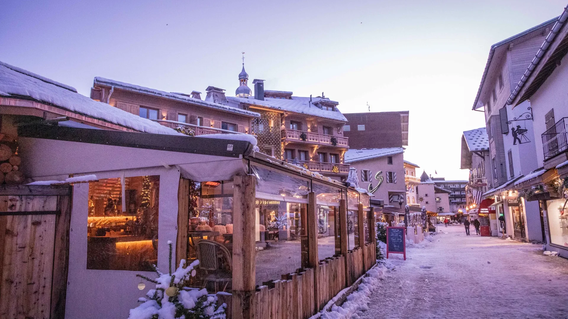 Centre du village de megève sous la neige