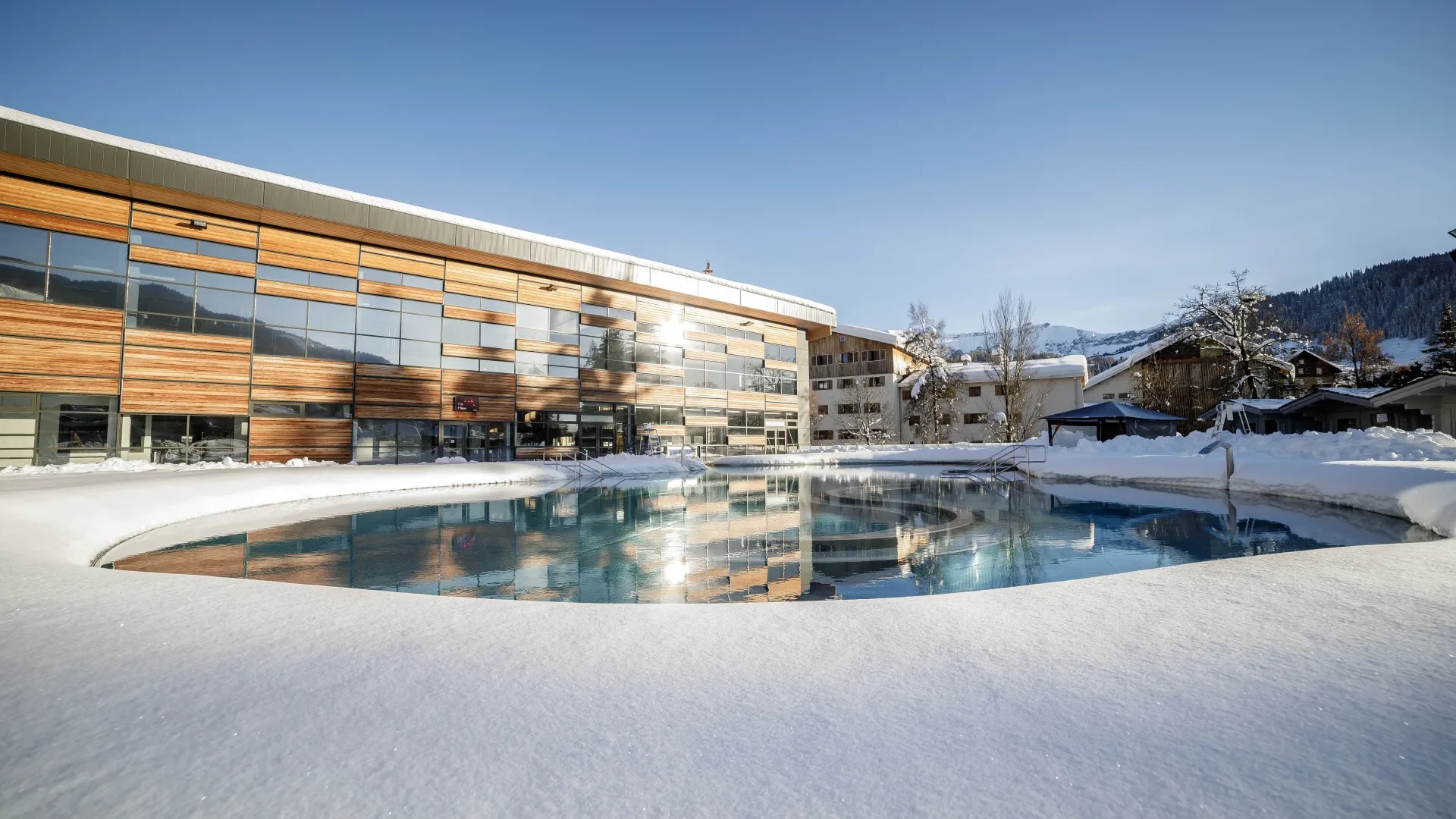 espace extérieur balnéoforme sous la neige