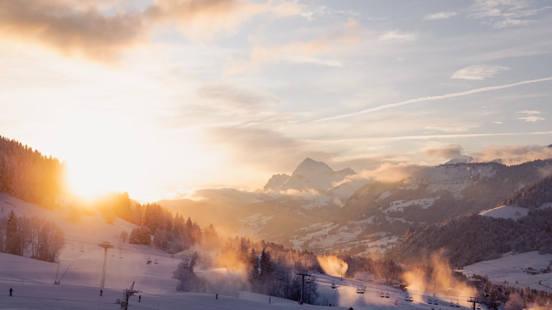 coucher de soleil l'hiver sur les pistes de ski