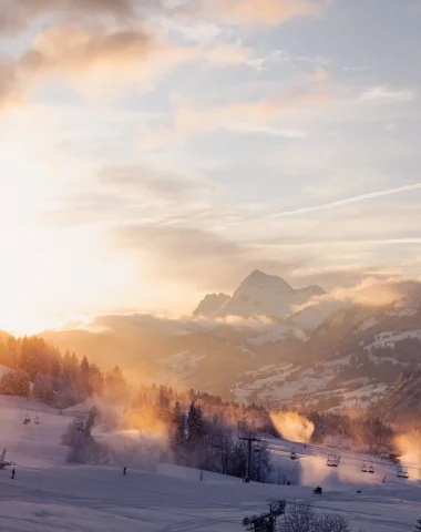 coucher de soleil l'hiver sur les pistes de ski