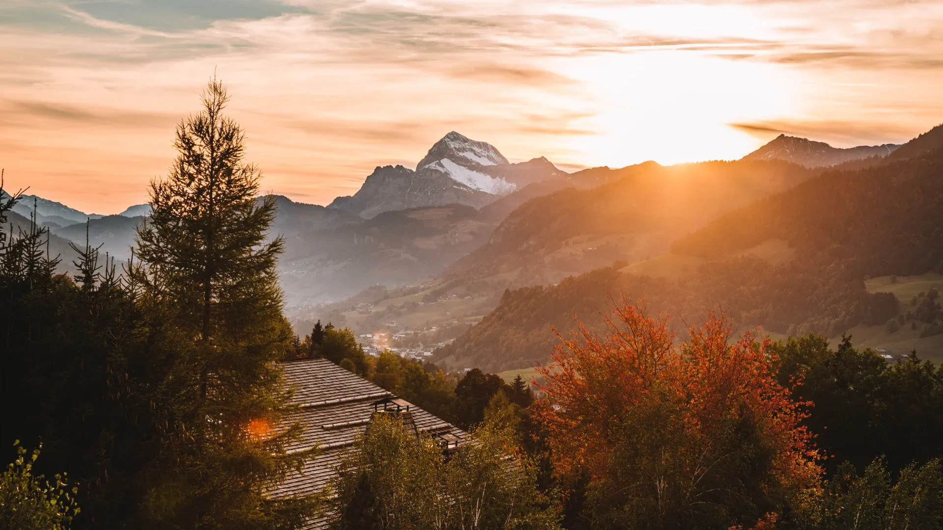 paysage d'automne avec un coucher de soleil