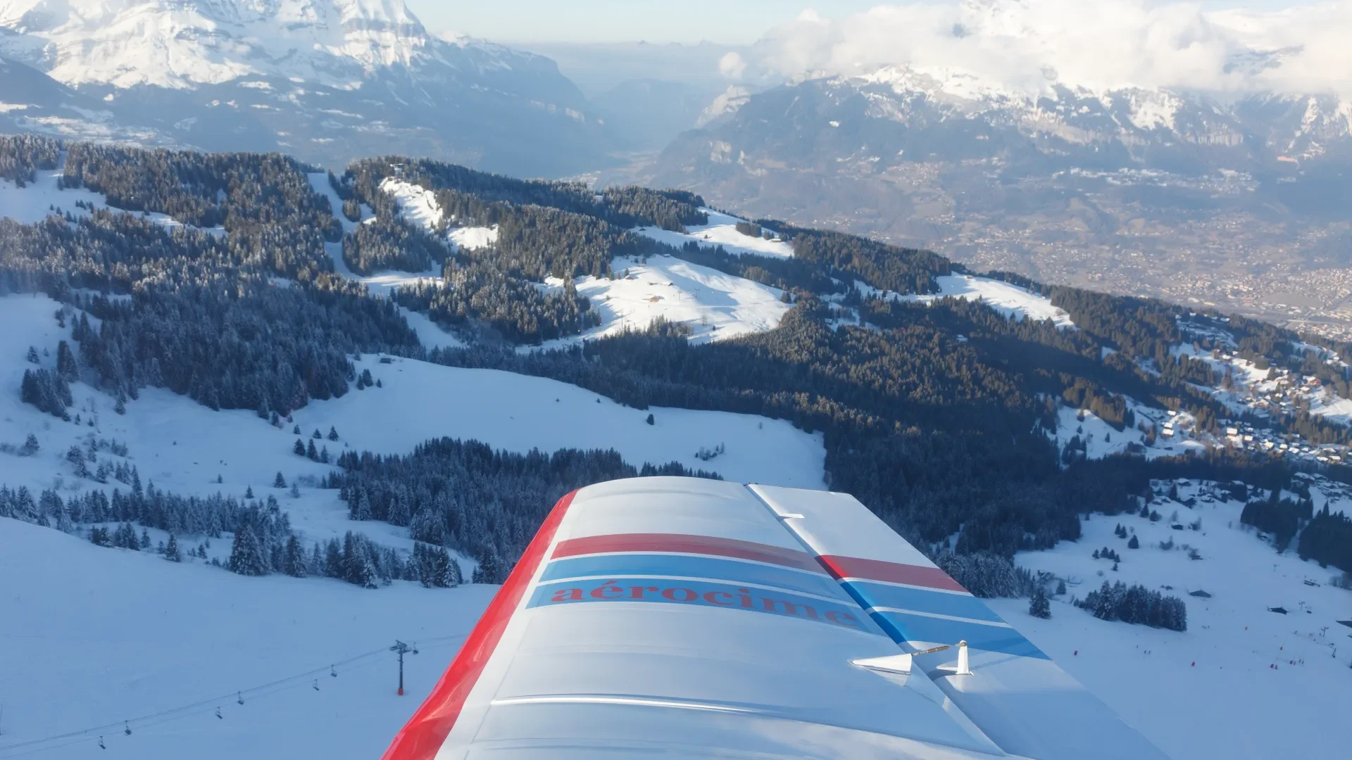 avion survolant le massif des alpes
