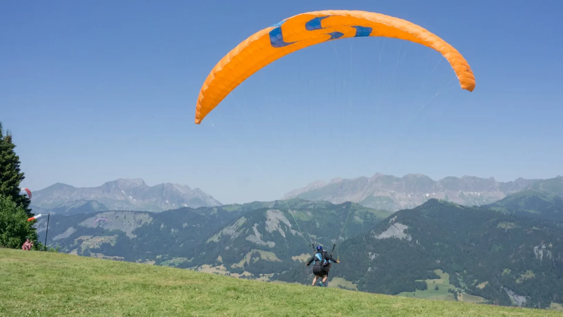 parapentiste qui décolle de megève