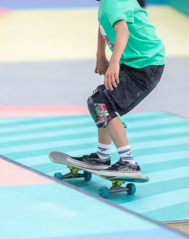 jeune qui fait du skate au skate-park