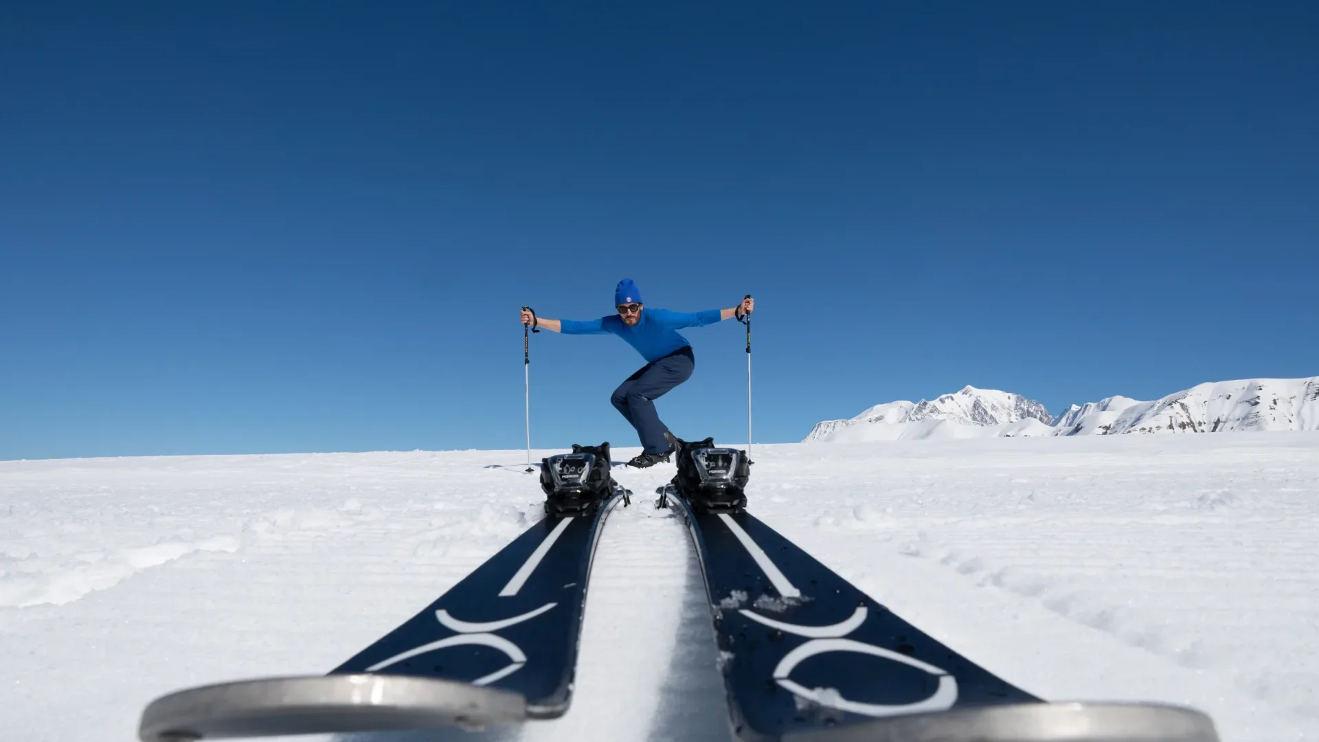 skieur habillé en bleu