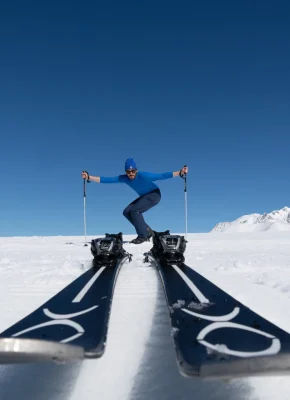 skieur habillé en bleu