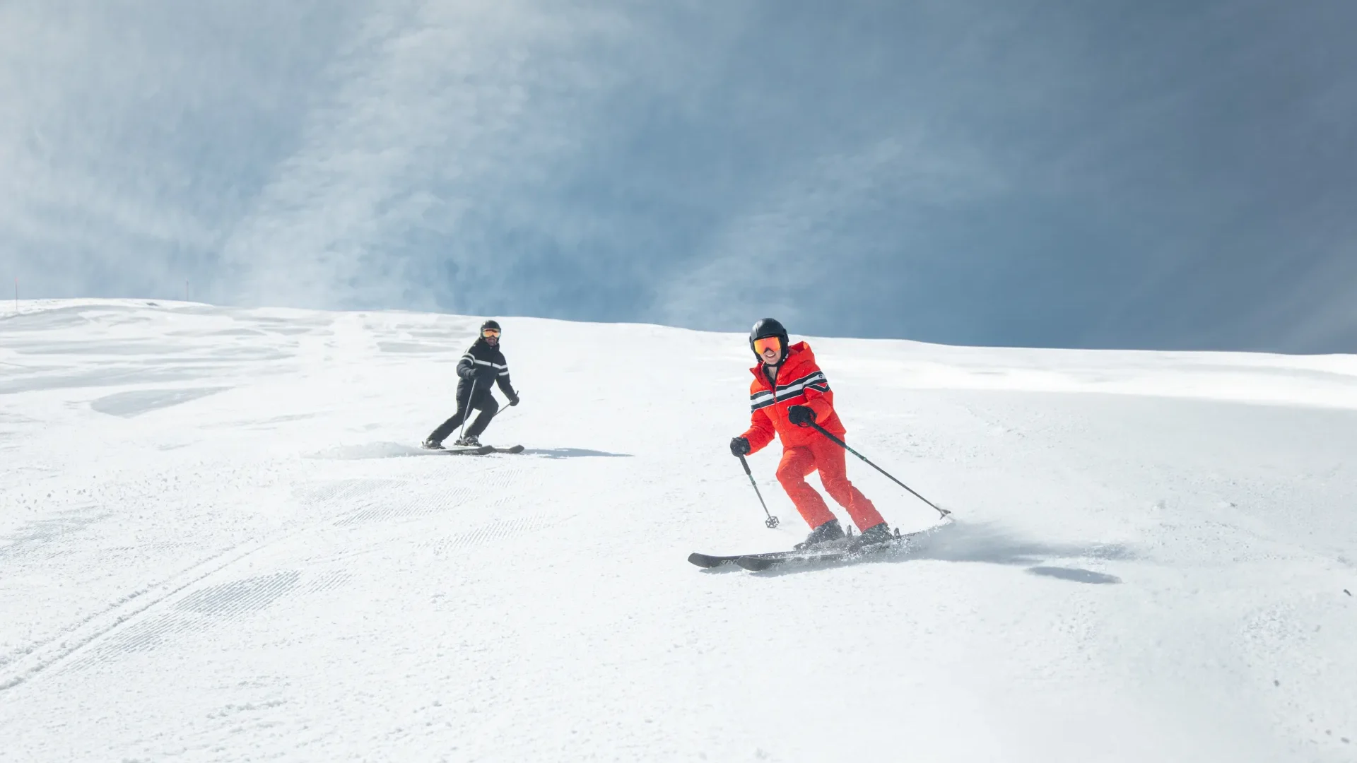 deux skieurs qui slaloment sur une piste
