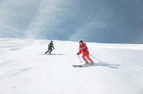 deux skieurs qui slaloment sur une piste