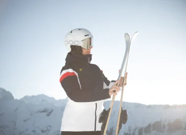 femme qui accroche ses skis ensemble