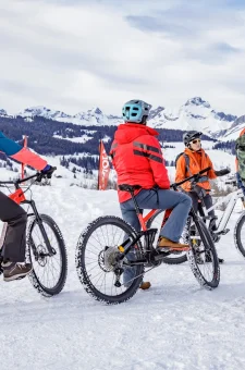 groupe en vtt dans la neige avec des casques