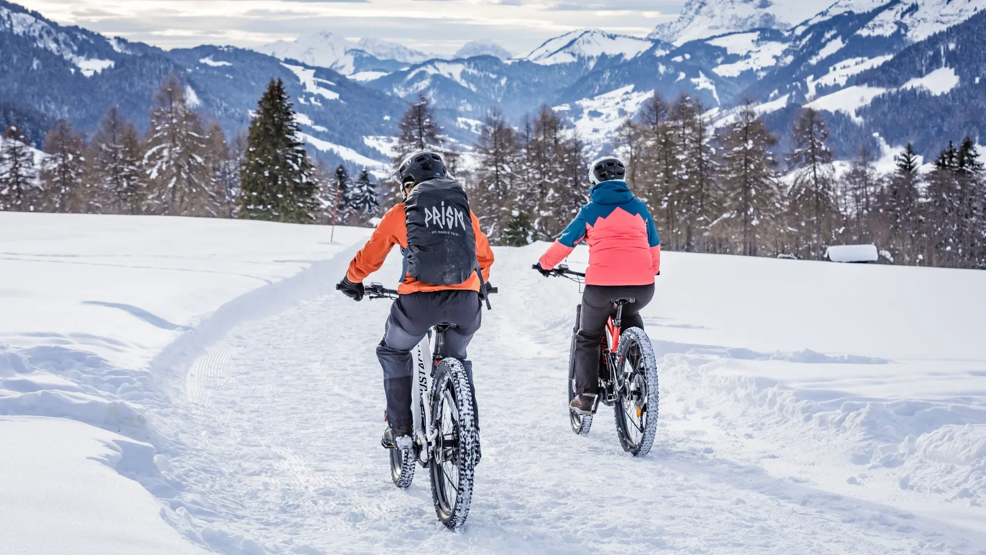 deux personnes qui font du vélo tout terrain dans la neige