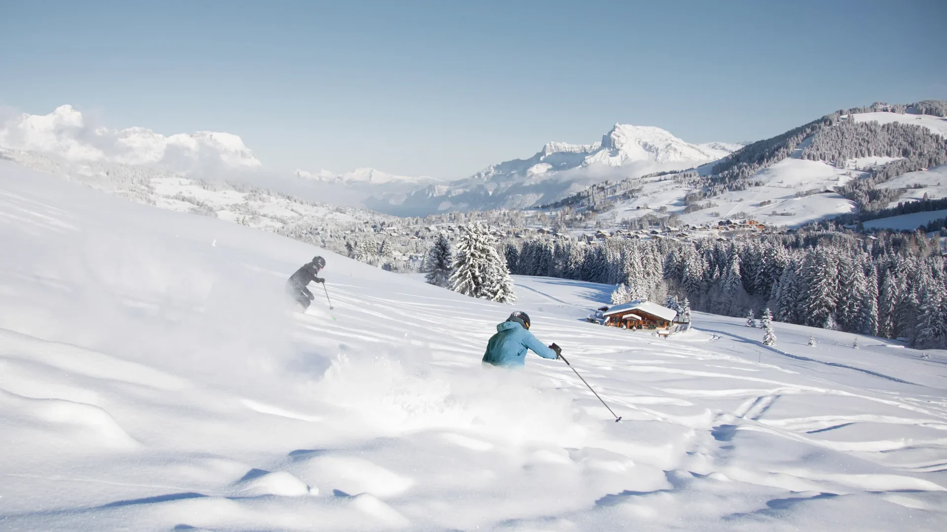 deux skieurs dans la neige poudreuse fraiche sous un beau ciel bleu
