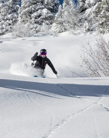 skieur hors piste dans la neige poudreuse