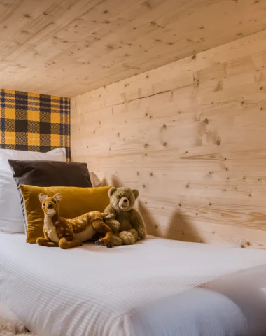 peluches sur un lit à la résidence mamie megève