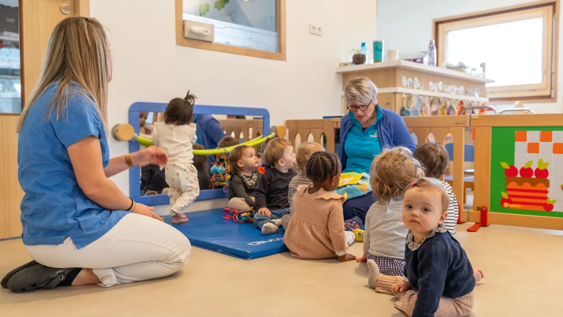 plein de bébé qui écoutent les histoires à la crèche