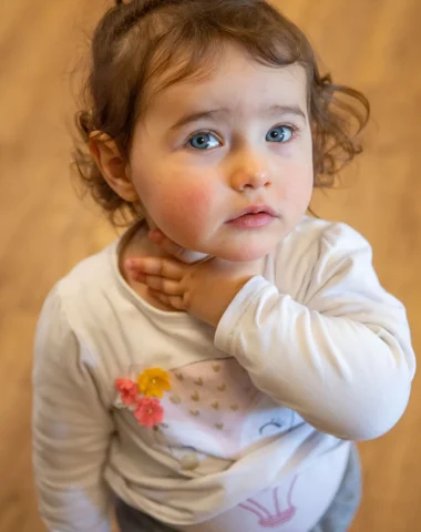 bébé trop mignon qui est gardé à la crèche
