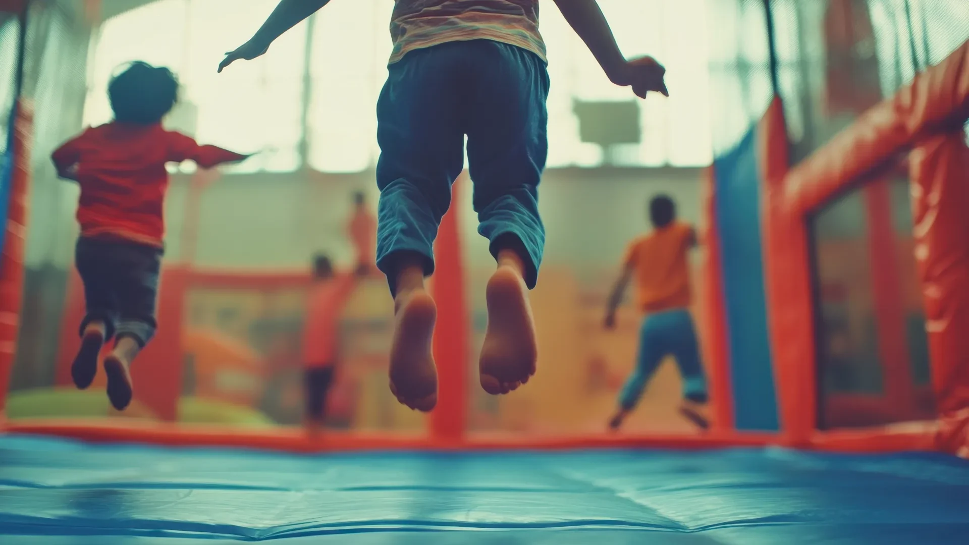 enfant qui saute sur un trampoline les pied en l'air