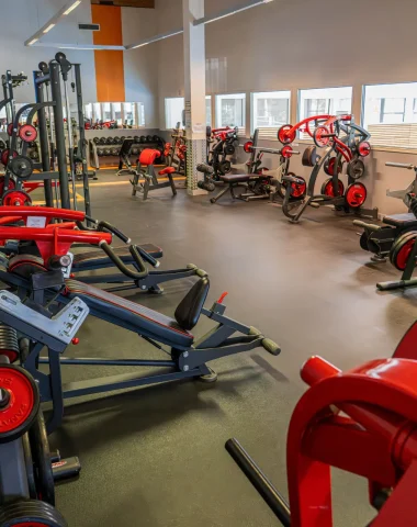 machines de musculation de l'espace fitness de la salle de sport de megève