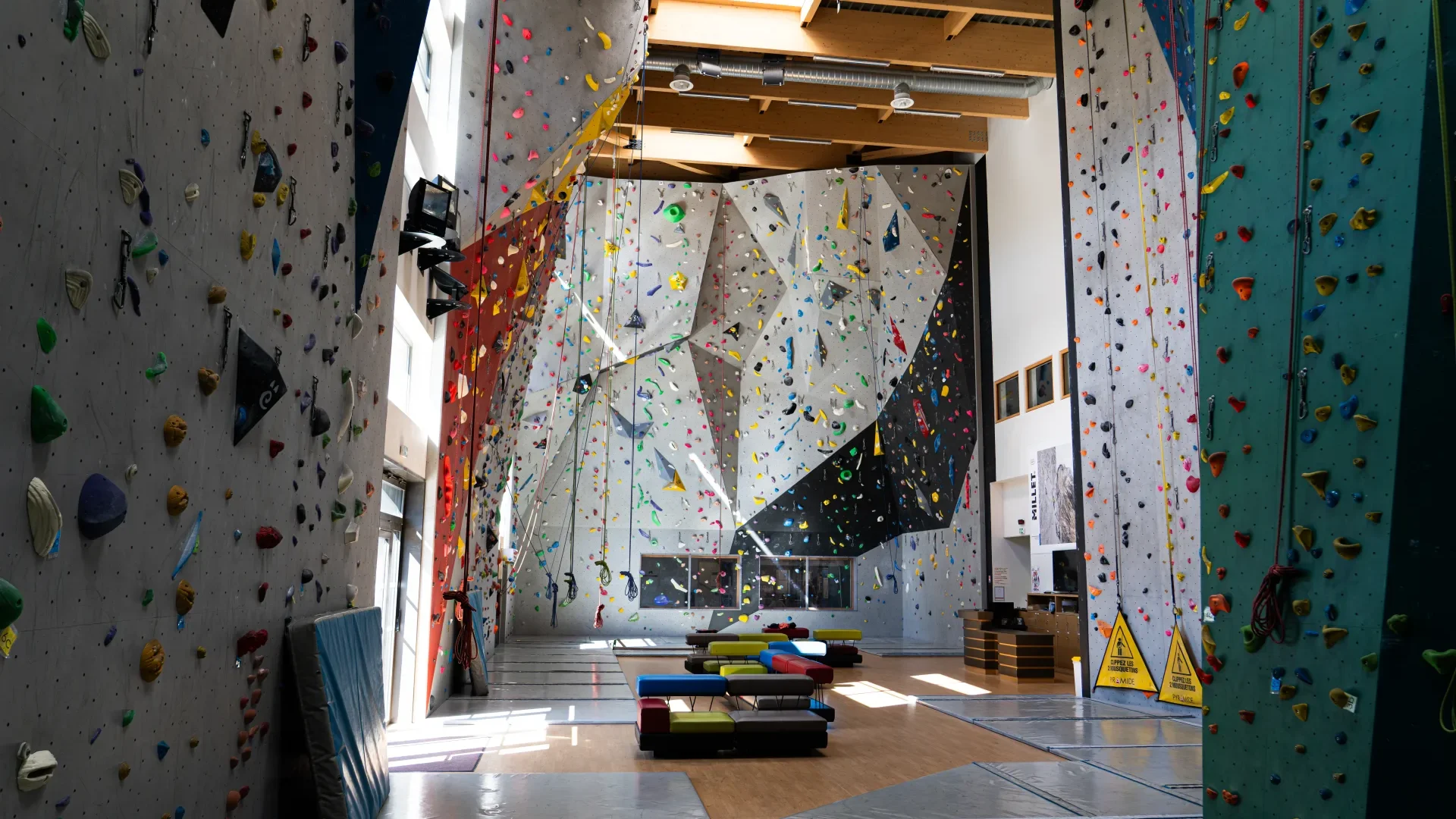 mur d'escalade à megève au palais des sports