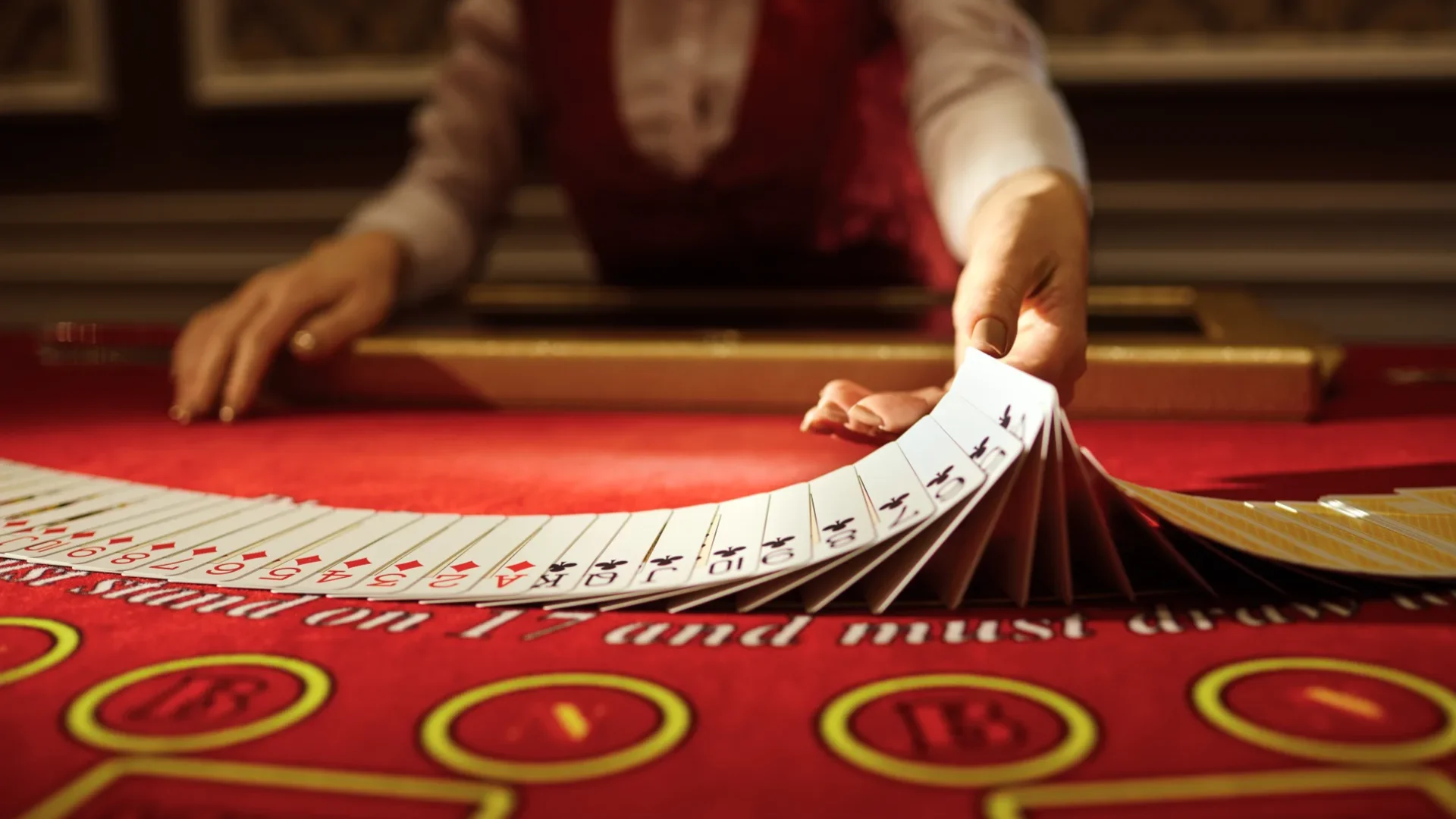 croupier qui distribue des cartes dans un casino