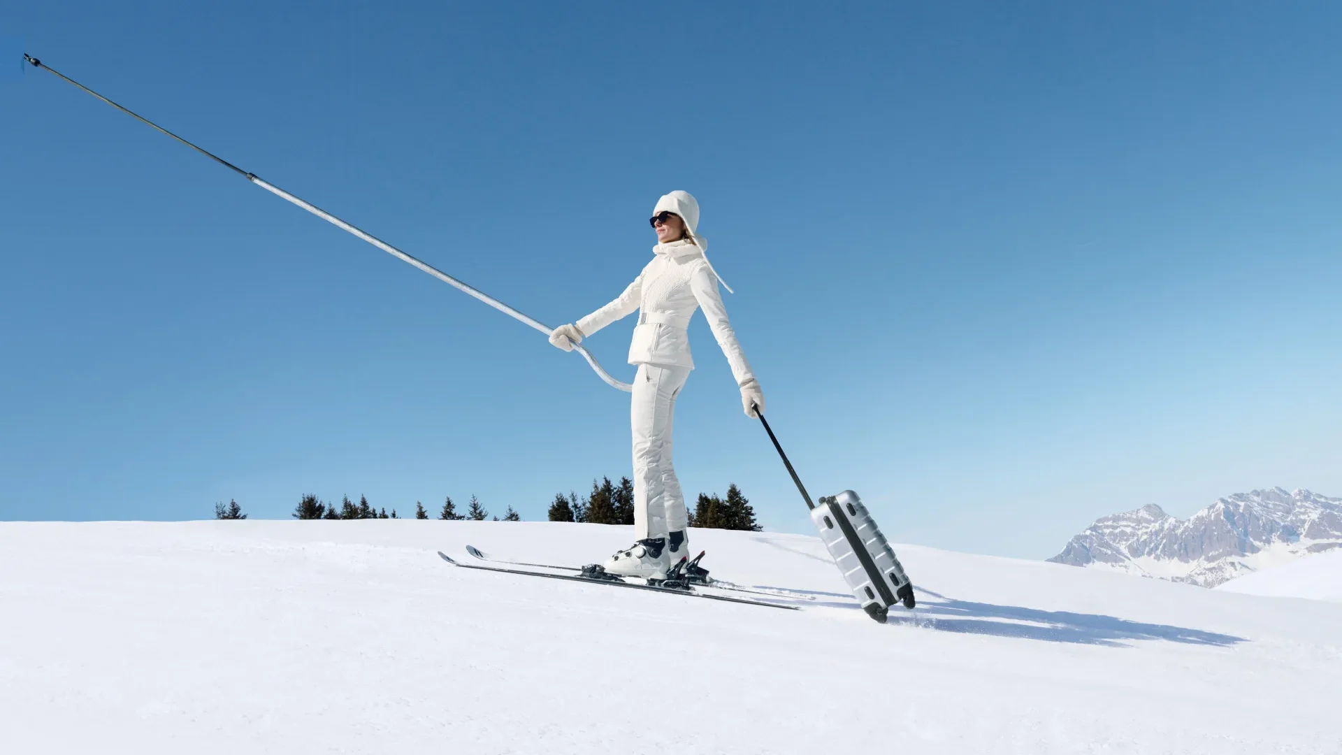 femme qui prend les remontées mécaniques à megève avec une valise à la main