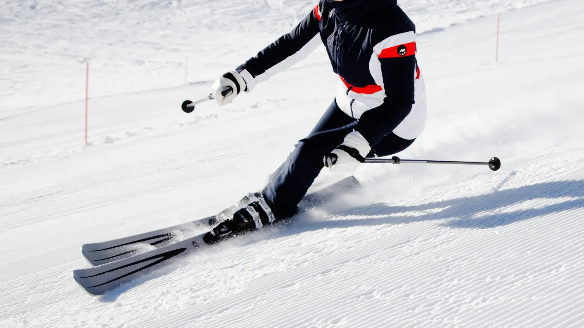 skieuse rapide sur les pistes bien damées à megève