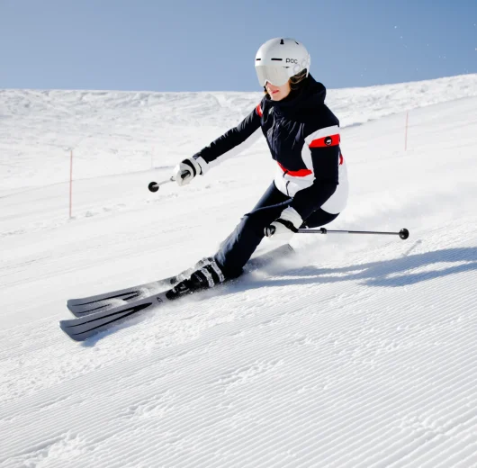skieuse rapide sur les pistes bien damées à megève