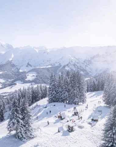 vue des massif montagneux enneigées l'hiver à megève