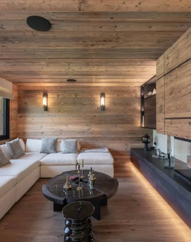 Intérieur d'un chalet à megève avec un feu de cheminée