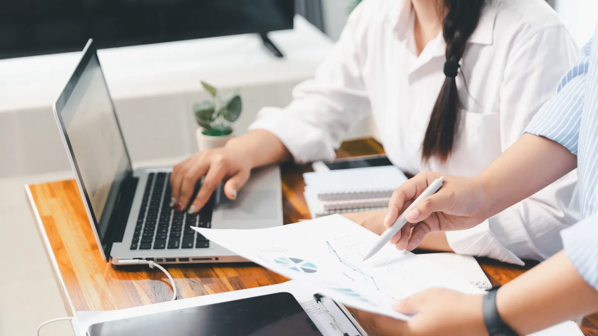 personnes qui travaillent sur leur ordinateur