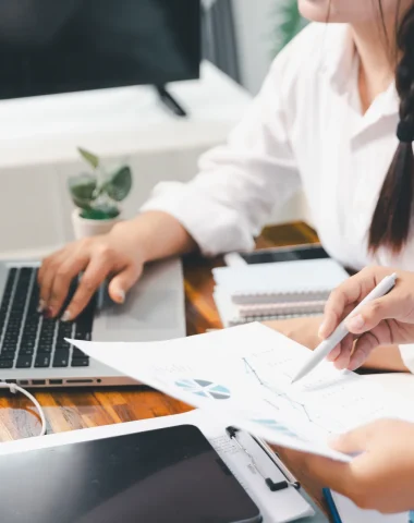 personnes qui travaillent sur leur ordinateur