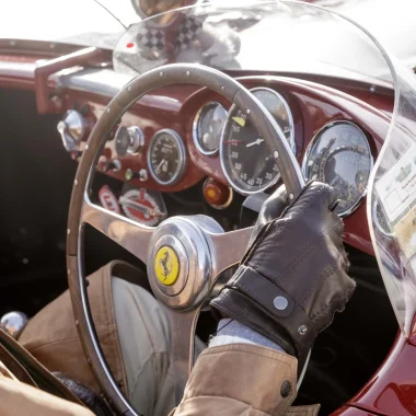 Détail d'une vieille voiture de collection ferrari lors de l'évènement automobile l'élégance à du coeur