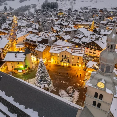 Village de Megève éclairé vu du ciel depuis l'église