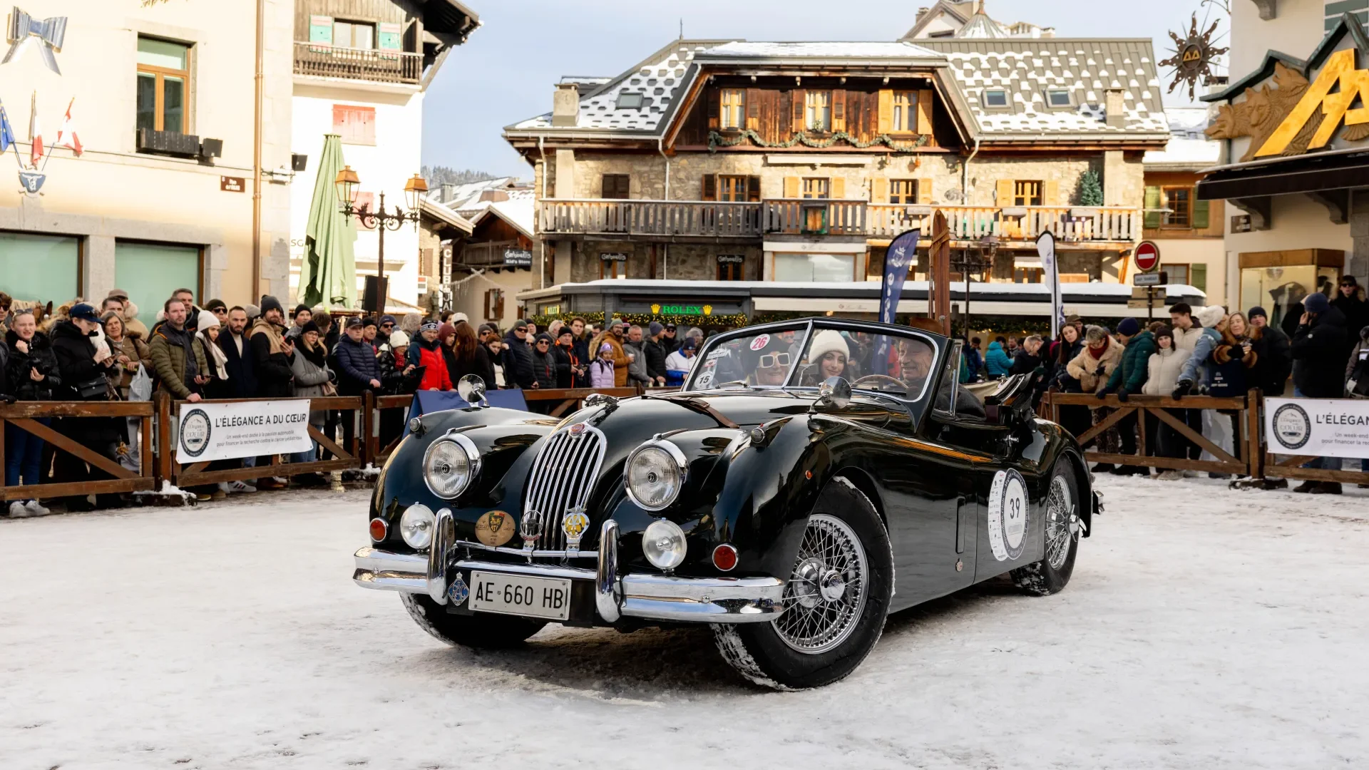 Voiture ancienne dans les rues du village de Megève lors de l'évènement automobile l'élégance a du coeur en 2026