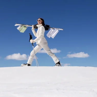 Personne marchant dans la neige à Megève sous un ciel bleu