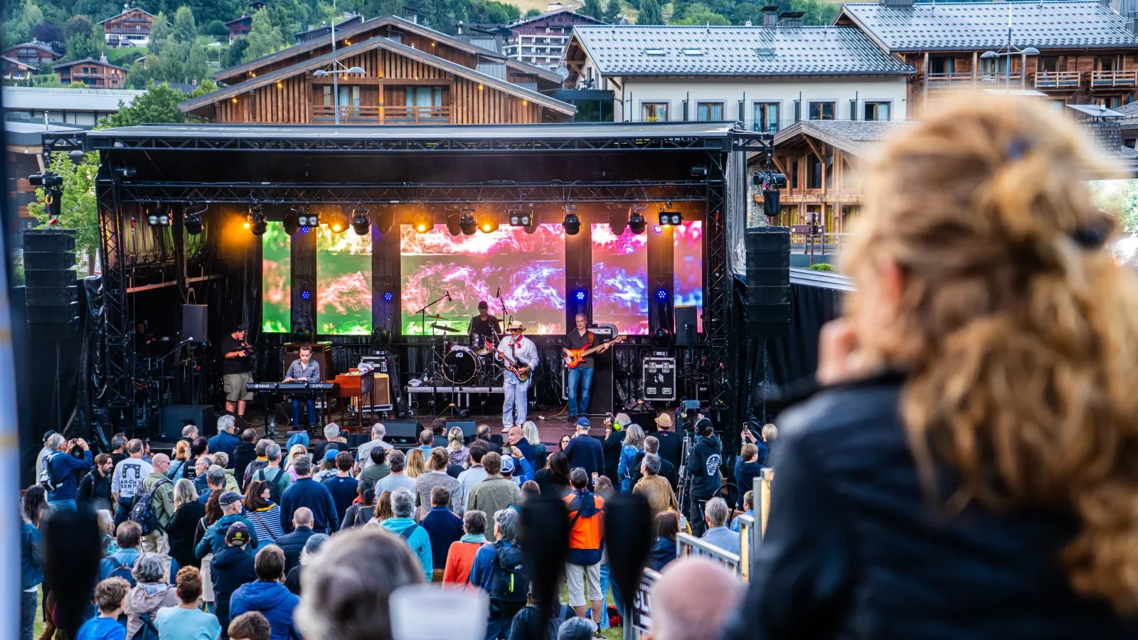 Concert en plein air à Megève avec foule devant une scène animée en été
